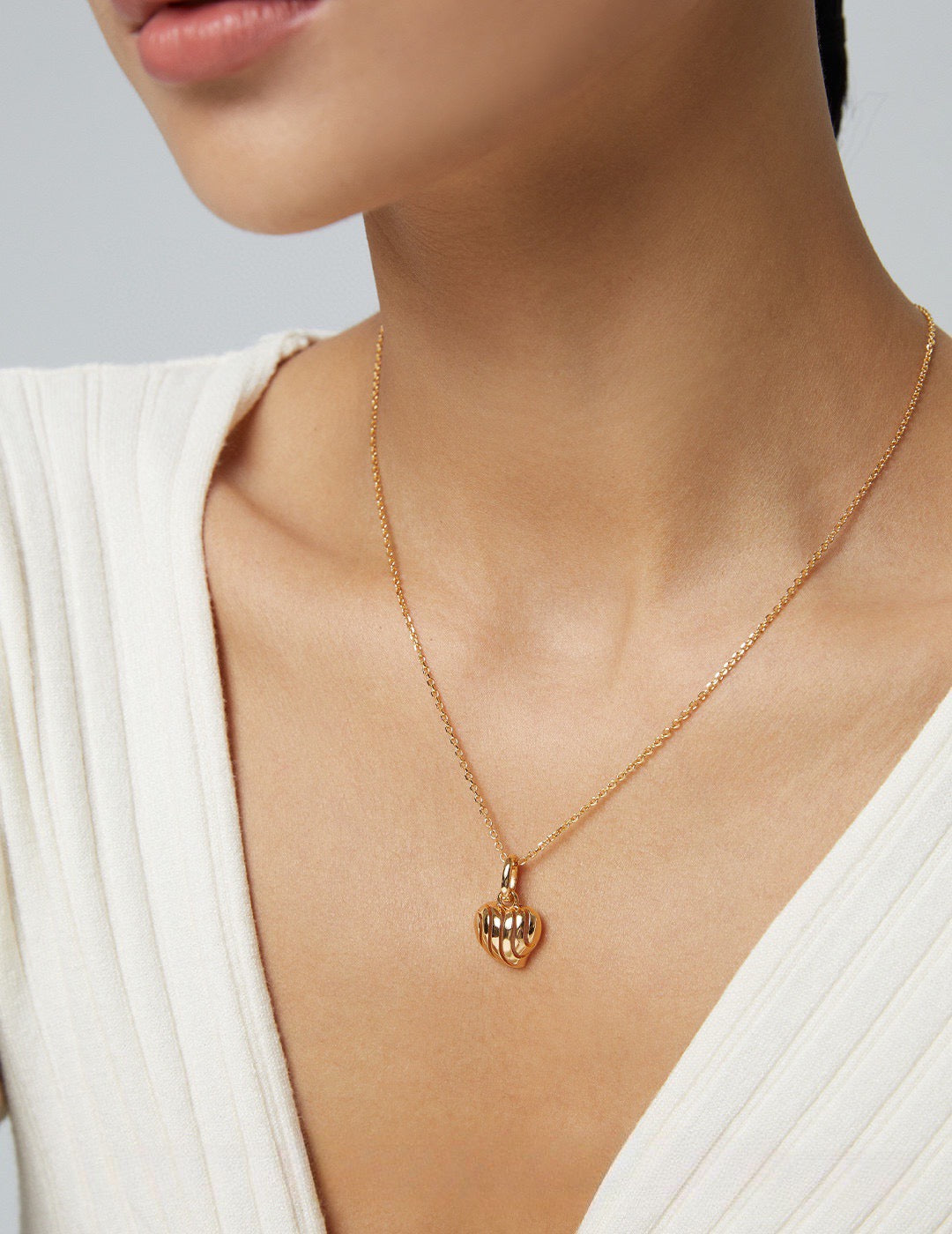 Heart-shaped necklace with Wavy Texture - S925 Sterling Silver with 18K Gold Vermeil -  Symbolizes love and passion - Embrace love and grace with this stunning piece