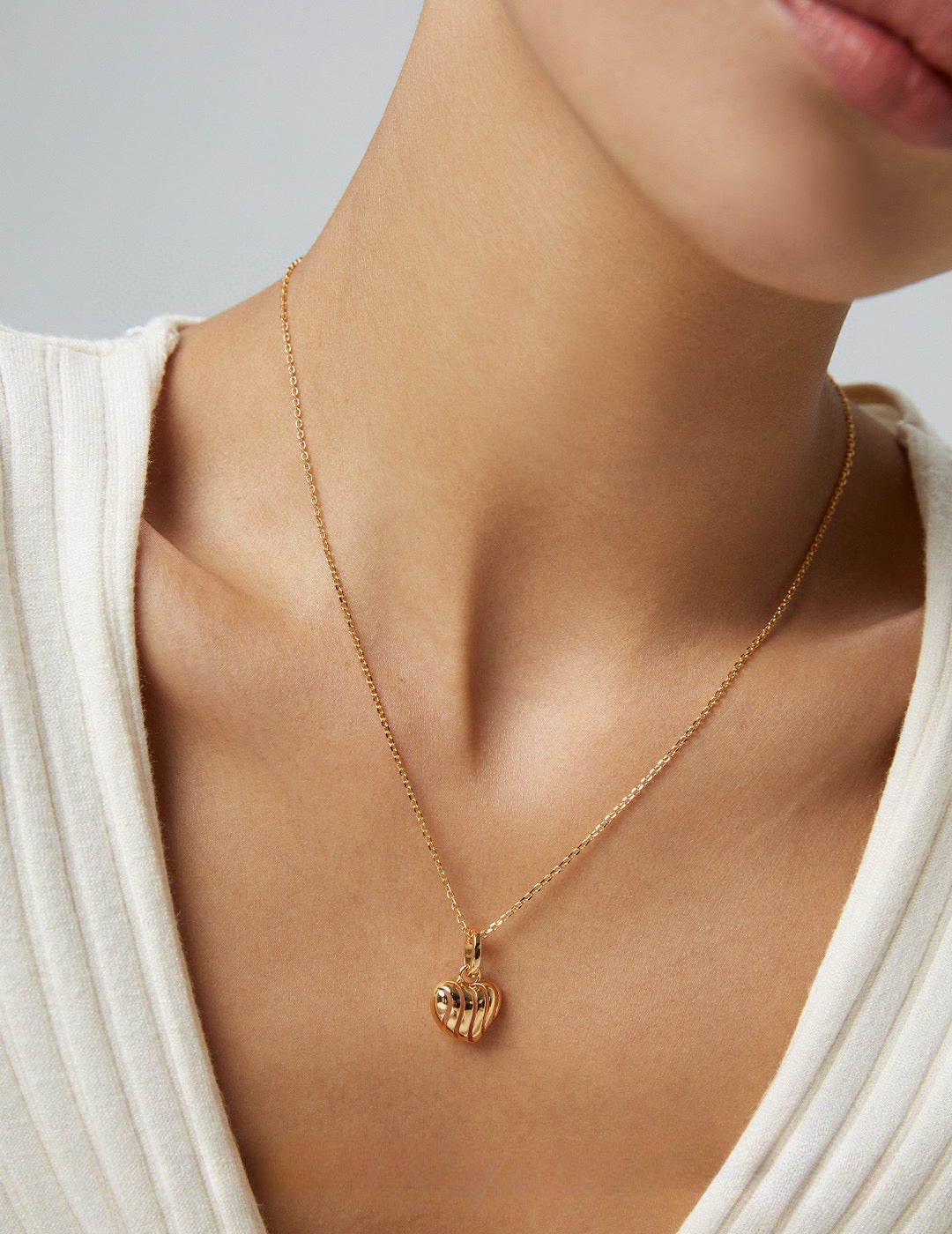 Heart-shaped necklace with Wavy Texture - S925 Sterling Silver with 18K Gold Vermeil -  Symbolizes love and passion - Embrace love and grace with this stunning piece