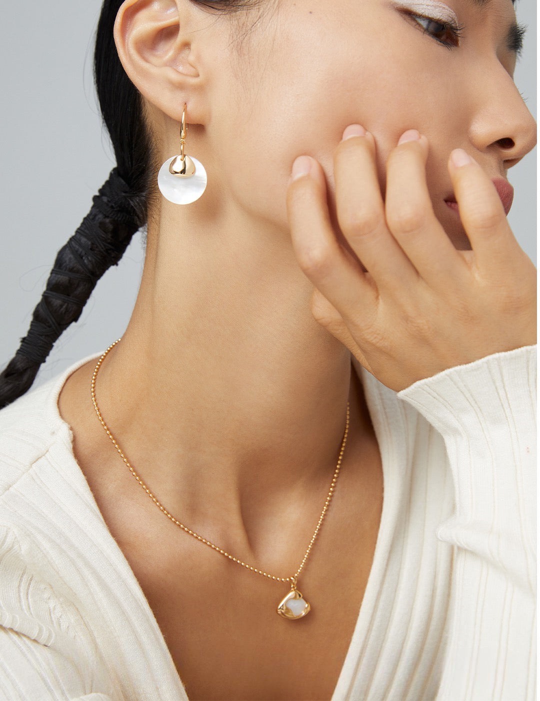 Grace and femininity Necklace embedded with natural pearl - S925 Sterling Silver with 18K Gold Vermeil - Serene Beauty - delicate design and exquisite craftsmanship, it adds a touch of magic to any outfit.