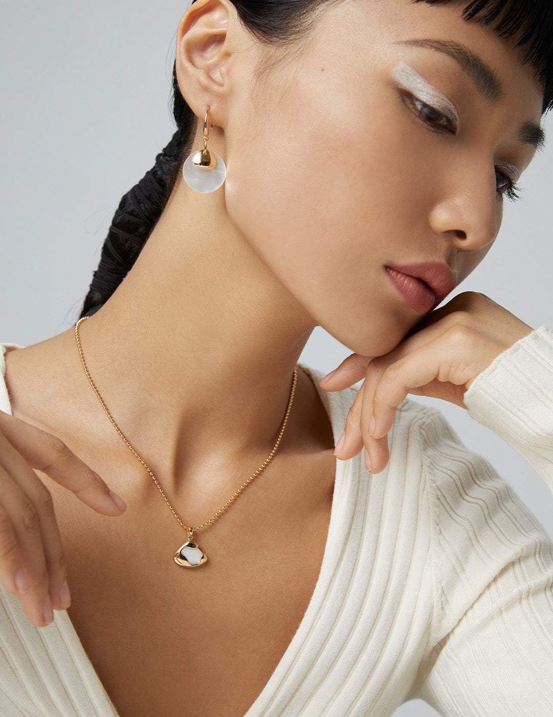 Grace and femininity Necklace embedded with natural pearl - S925 Sterling Silver with 18K Gold Vermeil - Serene Beauty - delicate design and exquisite craftsmanship, it adds a touch of magic to any outfit.
