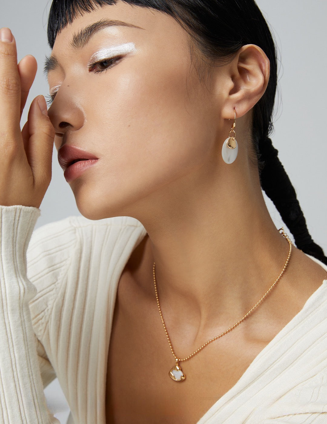 Grace and femininity Necklace embedded with natural pearl - S925 Sterling Silver with 18K Gold Vermeil - Serene Beauty - delicate design and exquisite craftsmanship, it adds a touch of magic to any outfit.