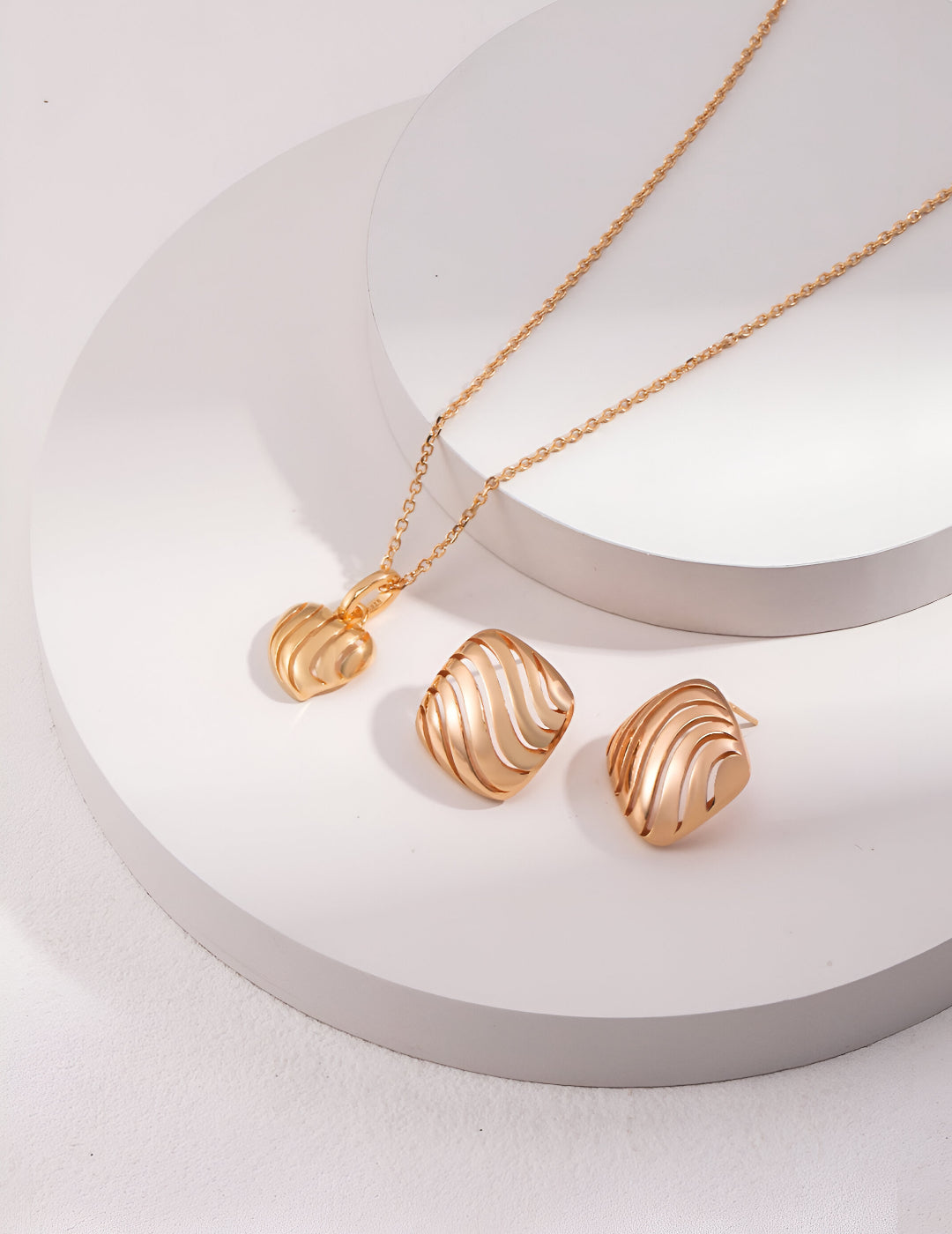 Heart-shaped necklace with Wavy Texture - S925 Sterling Silver with 18K Gold Vermeil -  Symbolizes love and passion - Embrace love and grace with this stunning piece
