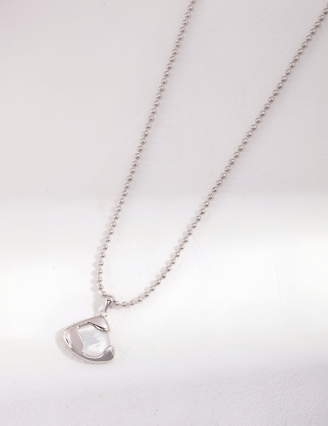 Grace and femininity Necklace embedded with natural pearl - S925 Sterling Silver with 18K Gold Vermeil - Serene Beauty - delicate design and exquisite craftsmanship, it adds a touch of magic to any outfit.