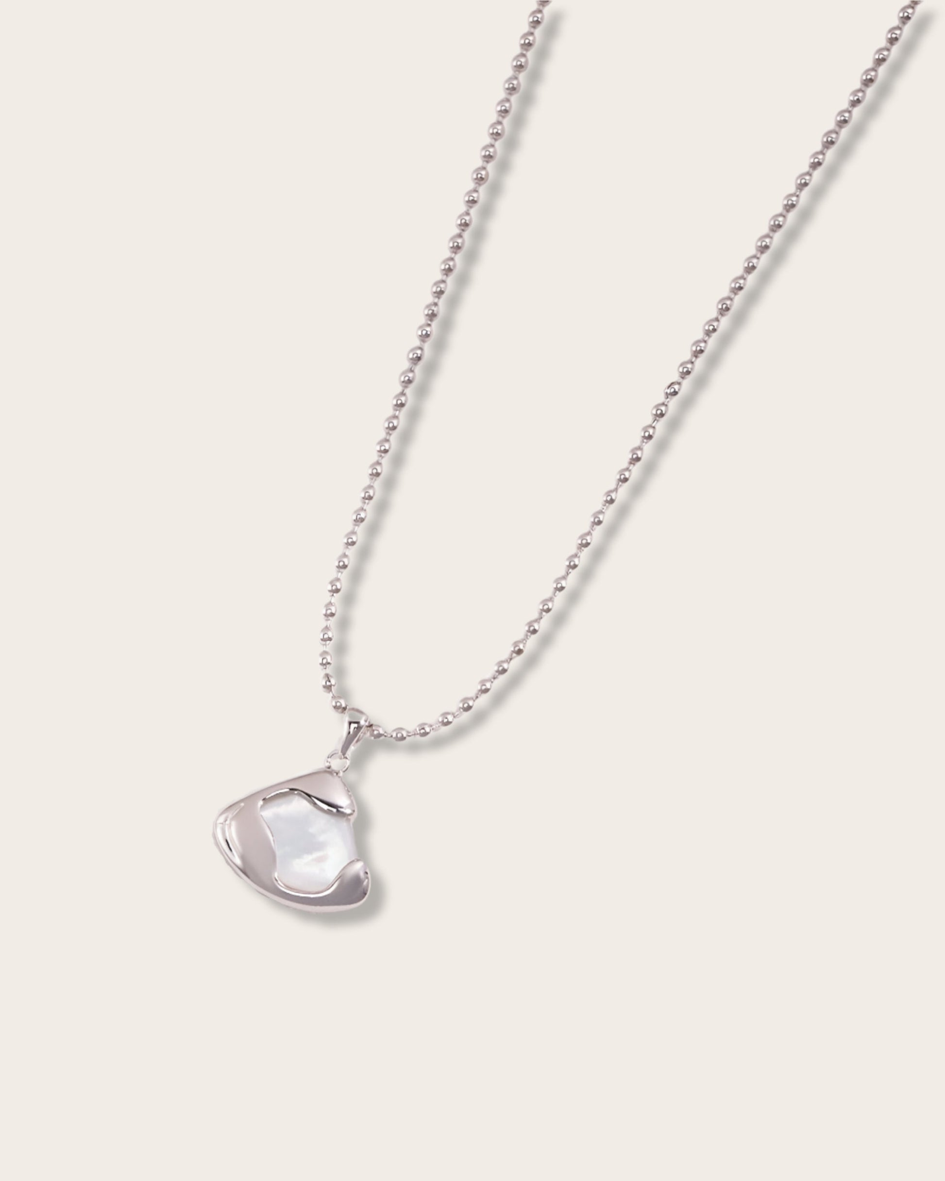 Grace and femininity Necklace embedded with natural pearl -  S925 Sterling Silver with 18K Gold Vermeil - Serene Beauty - delicate design and exquisite craftsmanship, it adds a touch of magic to any outfit.