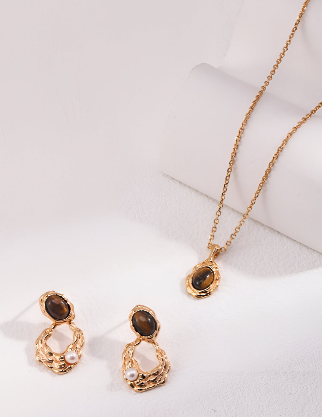 Luxe Necklace  - S925 sterling pure silver - 18K gold Vermeil- adorned with majestic Tiger's Eye gemstones that capture every gaze - Elevate your style with a touch of exotic allure. Embrace beauty and confidence, effortlessly 